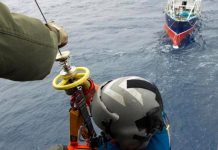 Foto: Momento del rescate de personas tras partirse un barco en Hong Kong - Cortesía