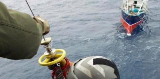 Foto: Momento del rescate de personas tras partirse un barco en Hong Kong - Cortesía