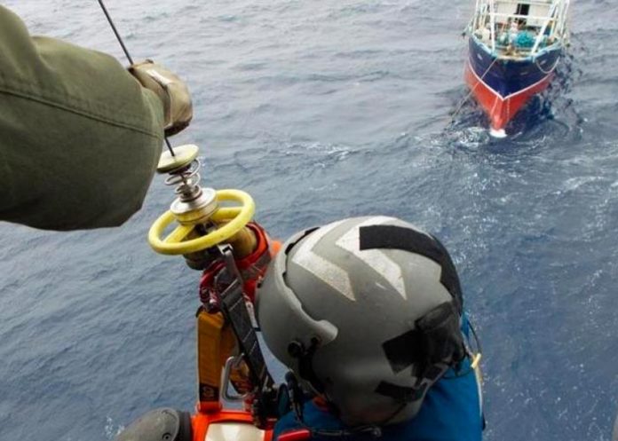 Hong-kong-1 Foto: Momento del rescate de personas tras partirse un barco en Hong Kong - Cortesía