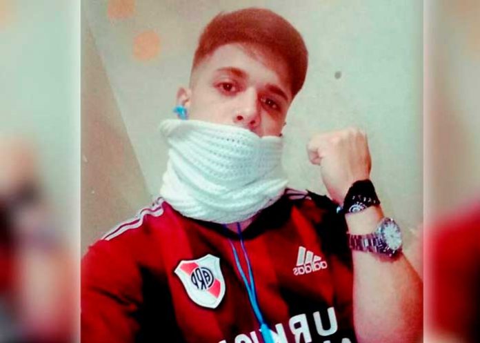 En la puerta de su casa en Argentina matan a joven por un 