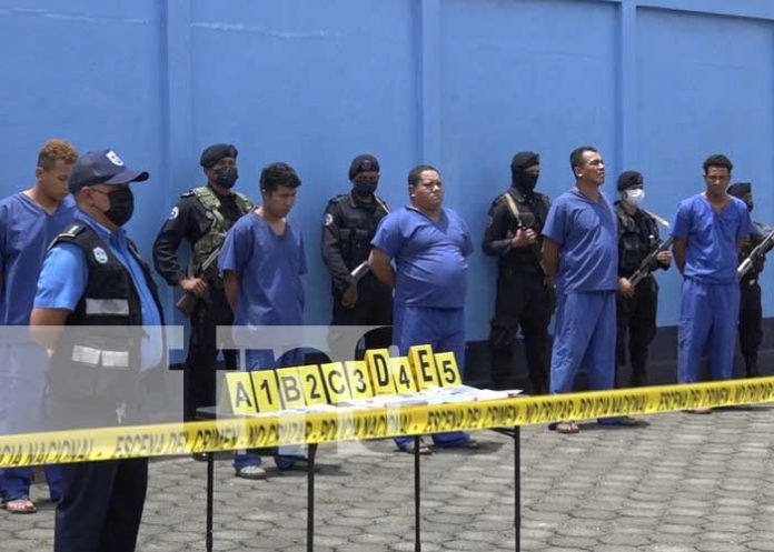 Varios sujetos tras las rejas en León