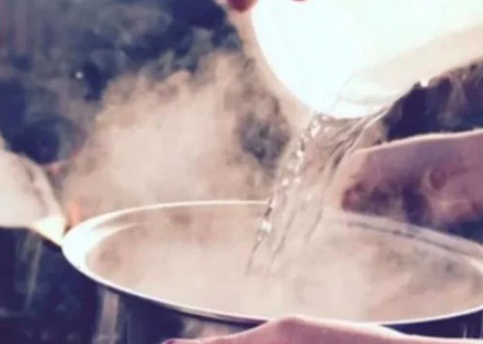 Lo escuchó hablar dormido de otra mujer y lo quemó