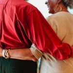 Steve miro una foto de su antigua amiga en Facebook