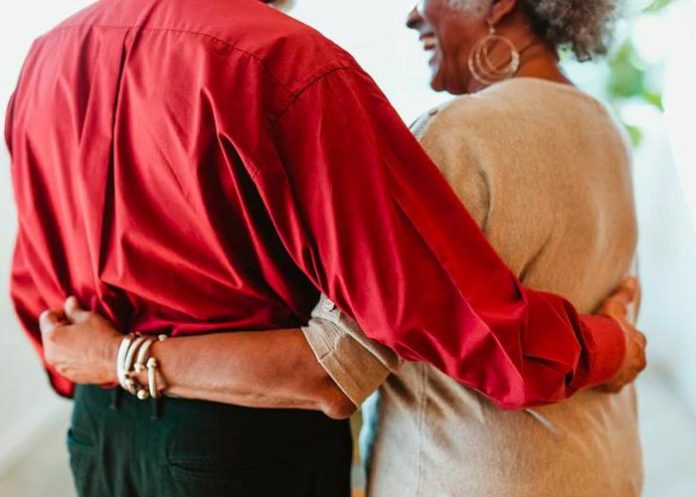 amor Steve miro una foto de su antigua amiga en Facebook