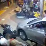 Pierde control de vehículo dejando a 23 heridos en Argentina Coche embiste la entrada de un teatro en Argentina
