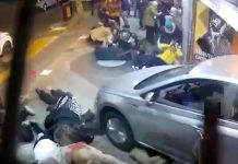 Coche embiste la entrada de un teatro en Argentina