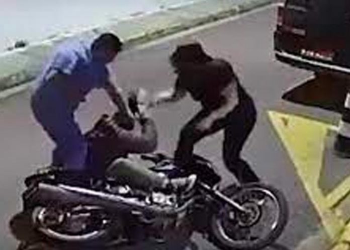 Pareja se resiste a robo y dan tremenda paliza al ladrón