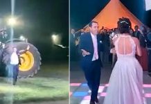 «La sacó del estadio» Novio llega a pista de baile en un tractor Foto: Novio hace entrada triunfal y se roba el show de la boda /Cortesía