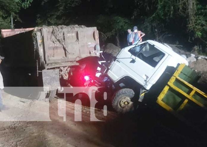Camión cae en un puente en construcción en Matiguás