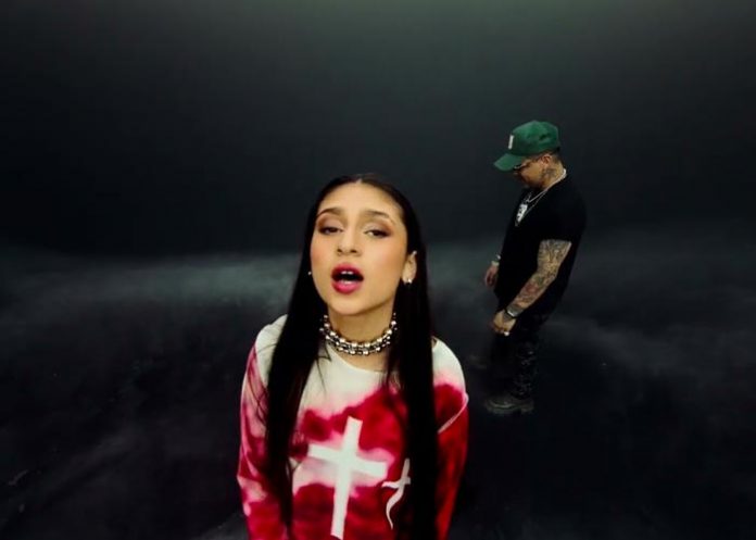 Nodal cumple promesa al cantar al estilo Natanael Cano 