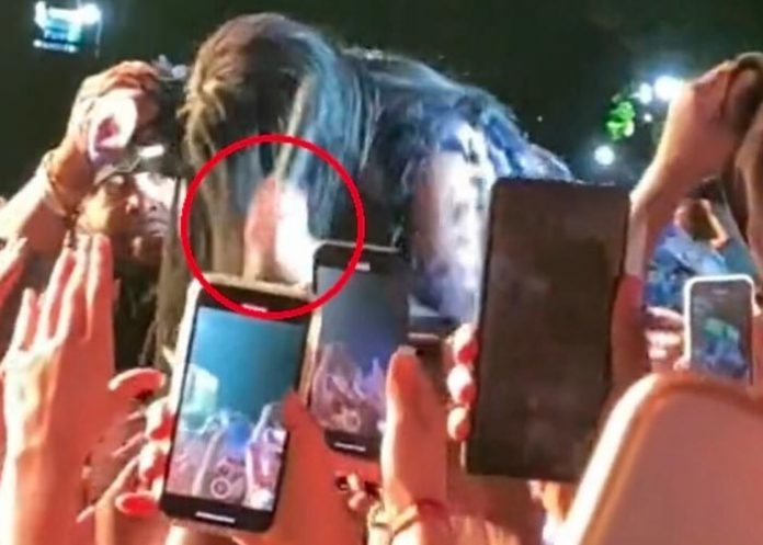 Acusan a Cardi B de golpear con el micrófono a un fan