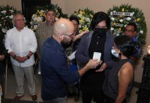Entregan Orden Comandante Carlos Fonseca Amador a hijos del periodista Carlos Salgado Reconocimiento a hijos del periodista Carlos Salgado