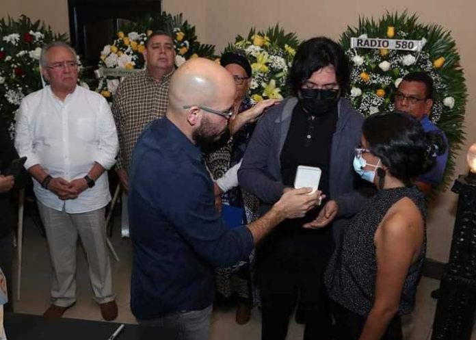 Reconocimiento a hijos del periodista Carlos Salgado