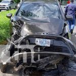 Doctora lesionada tras colisión de vehículo y una camioneta en Managua Accidente de tránsito con camioneta y vehículo en Managua