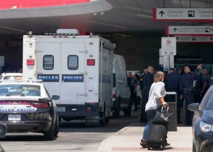 Mujer desata tiroteo en aeropuerto de Dallas, resulta herida y es detenida