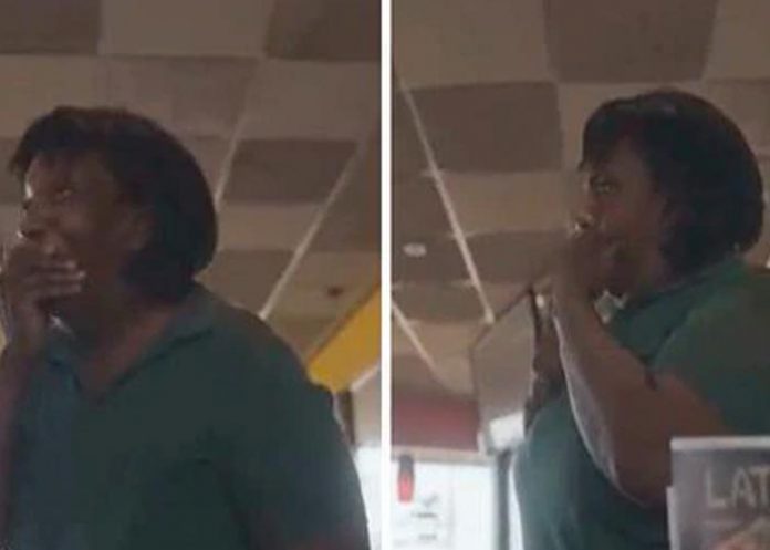 Emocionada la mesera con jugosa propina 500 dólares