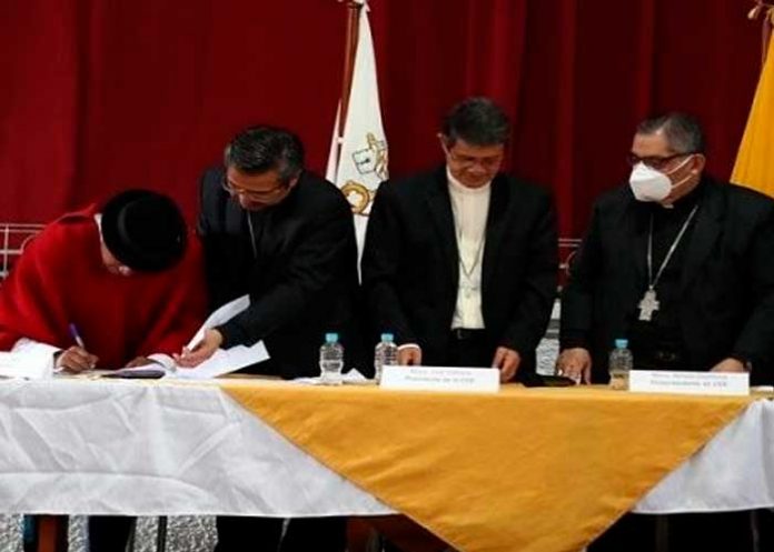 Movimiento indígena firma acta por la paz y cesan marchas en Ecuador