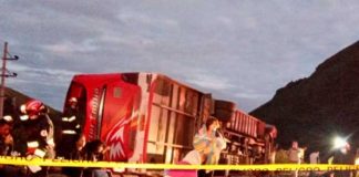 Nueve fallecidos tras vuelvo de bus en la “curva de la muerte” en Ecuador