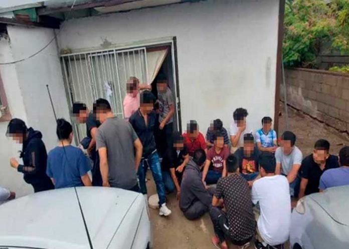 Rescatan al menos 24 migrantes que eran extorsionados por los 