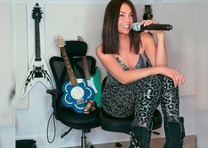 Espectacular outfit compuesto por un body luce Thalia