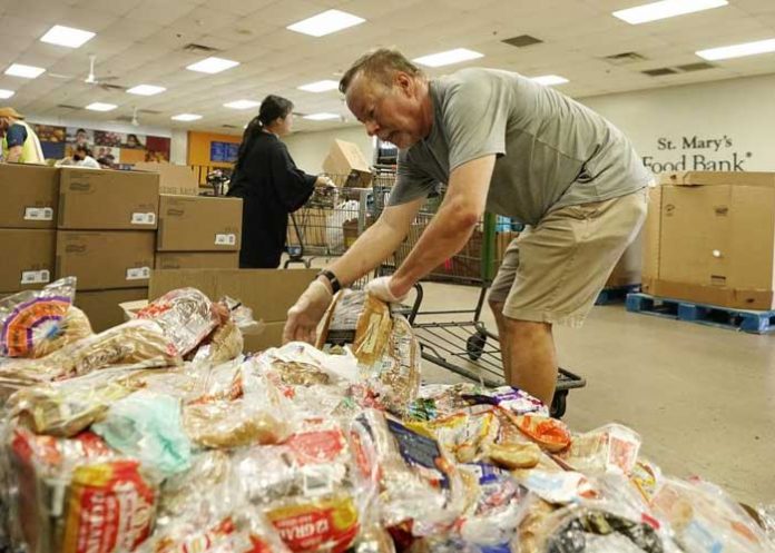 Largas filas para acceder a alimentos en Estados Unidos