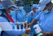 Brigadistas visitan Laureles Sur, en Managua, para fumigar y abatizar Brigadistas en jornada de fumigación en Managua
