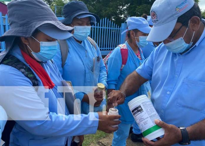 Brigadistas en jornada de fumigación en Managua
