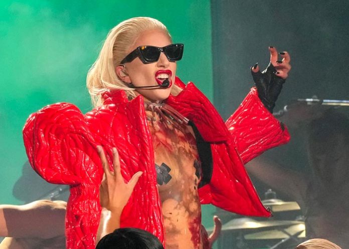 Gaga señala que el lema de gira es «battle for your life»