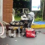 Impacto de motociclista contra muro del centro turístico de Granada