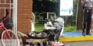 Impacto de motociclista contra muro del centro turístico de Granada