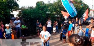 Familias de Granada siguen celebrando con piñatas el Día de la Alegría 