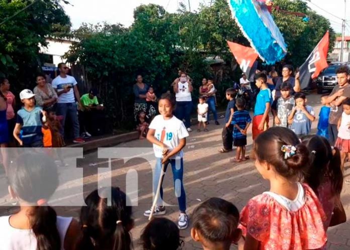 Familias de Granada siguen celebrando con piñatas el Día de la Alegría 