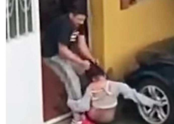 Tremenda golpiza recibe una mujer en Guatemala en plena vía pública