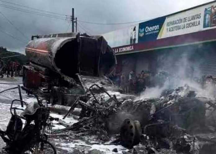 Pipa cargada de combustible explota y deja niños muertos en Guatemala