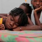 Niños en Haití se refugian en escuelas escapando de la violencia de pandillas