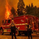 Evacuan a familias tras voraz incendio en el parque Yosemite, California