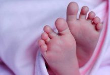 ¡Inusual! Bebé nace con cuatro brazos y cuatro piernas en la India