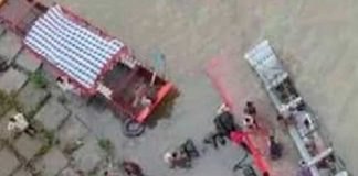 13 personas perdieron la vida al caer un autobús por un puente en la India