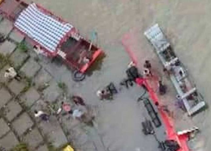 13 personas perdieron la vida al caer un autobús por un puente en la India