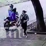 Mujer «se chivea» y delincuentes en moto no logran robarle en Managua (VIDEO) Captura de imagen sobre intento de robo en Managua