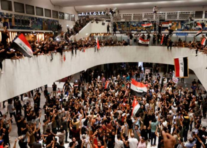 Asaltan el Parlamento de Irak en rechazo al primer ministro