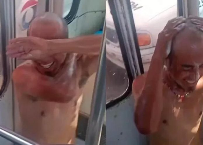 En México hombre es viral en TikTok por bañarse en ruta