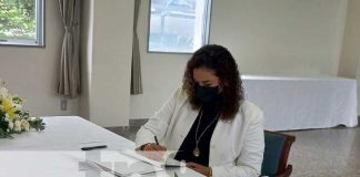 Funcionarios de Nicaragua firman libro de condolencias en embajada de Japón