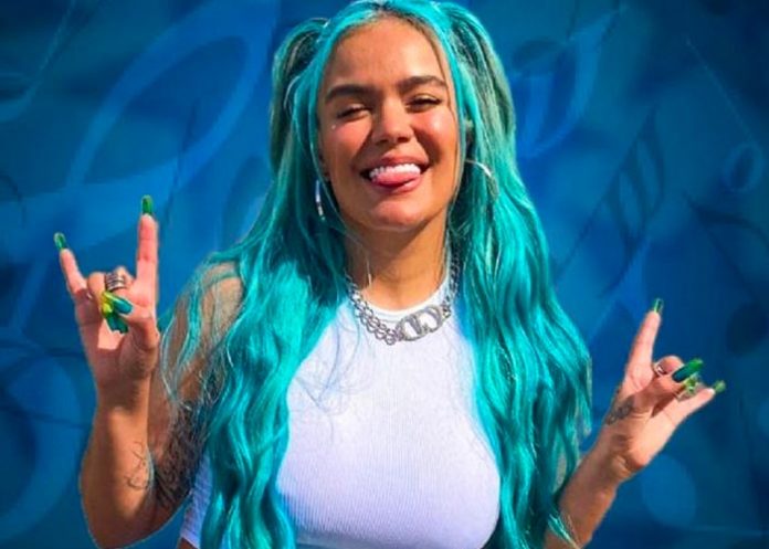¿Por qué Karol ocultó su cabello azul con una tela negra?