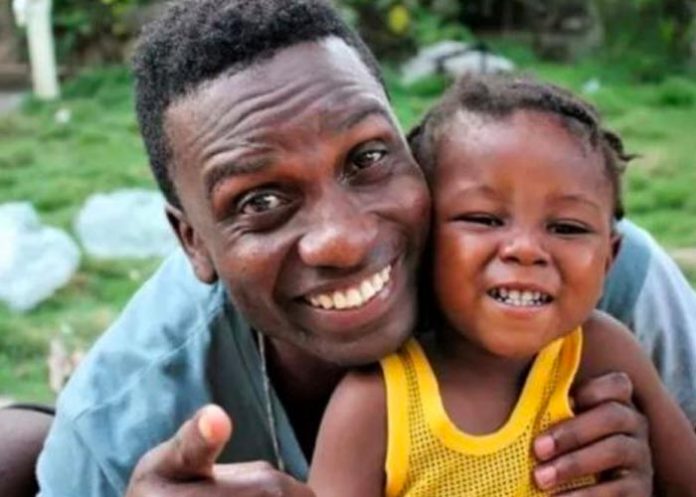 Joven feliz por “dar un salto de fe” para criar a un bebé