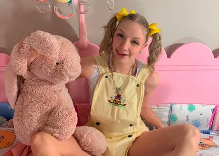 Lucy Anne: La mujer que decidió vestir como bebé 