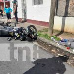 Camioneta se «tira el Alto» y choca a un motorizado en Managua Accidente en el barrio Costa Rica, Managua