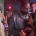 Feliz caminaba Tristan en Grecia con una bella mujer