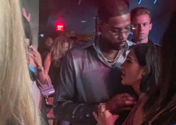 Feliz caminaba Tristan en Grecia con una bella mujer