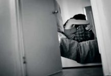 Niña finge su muerte luego que su papá matara a su hermana en EE.UU Niña finge su muerte luego de su papá matara a su hermana en EE.UU